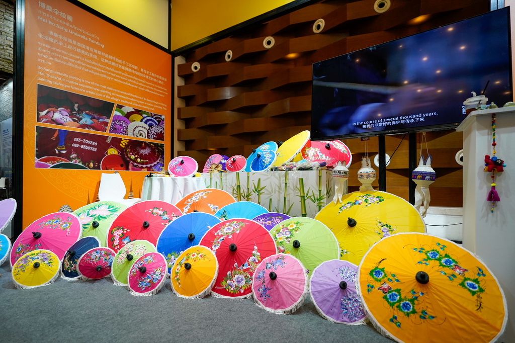 这是成都国际非遗节主宾城市泰国清迈展区展出的博桑伞绘画（5月28日摄）。