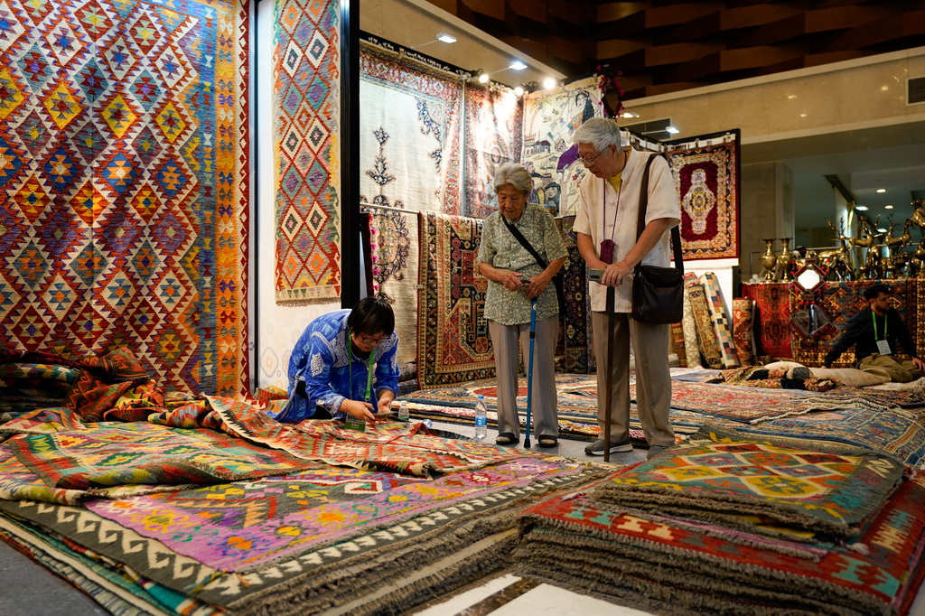 5月28日，在成都国际非遗节“魅力非遗·国际大展”现场，参观者在了解阿富汗地毯。