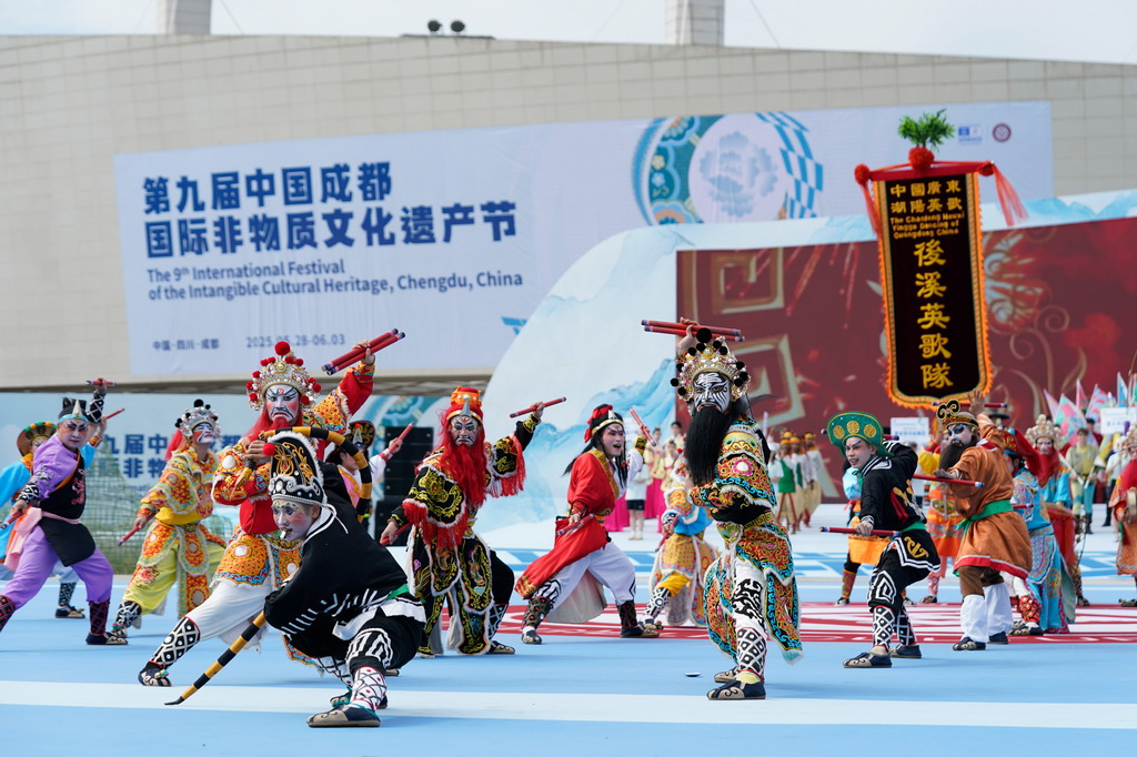 5月28日，广东省汕头市潮阳区棉北后溪英歌队在开幕式上演出。
