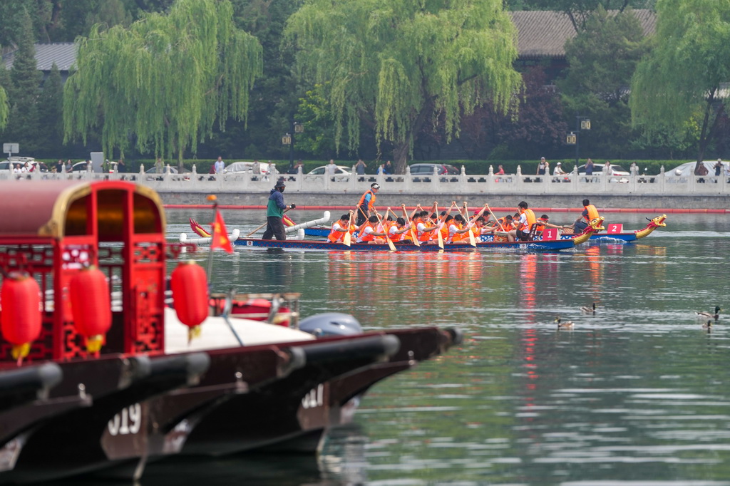 5月29日，2025中国大运河文化带京杭对话配套活动“河之端”龙舟赛在北京市西城区什刹海进行。新华社记者 鞠焕宗 摄