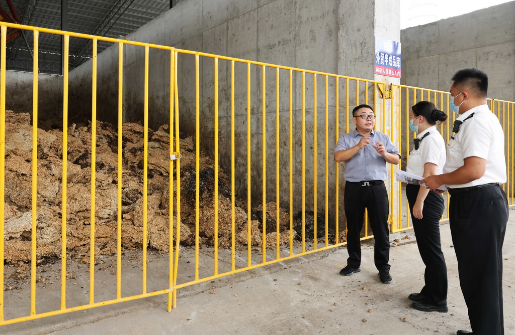 在海南乐东黎族自治县的海南象元实业有限公司，企业人员向海口海关所属三亚海关关员介绍企业进口的橡胶原材料（5月28日摄）。新华社记者 金皓原 摄
