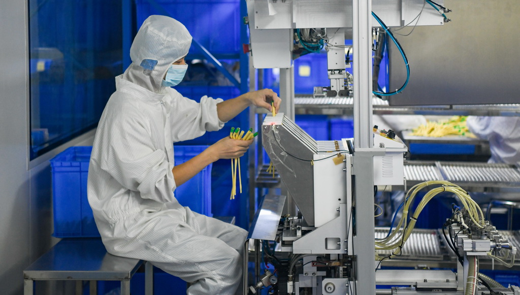 工作人员在海南维力医疗科技开发有限公司生产车间里工作（5月21日摄）。新华社记者 杨冠宇 摄