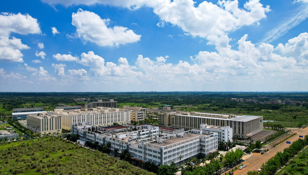 鸟瞰位于海南省海口国家高新区美安生态科技新城园区内的海南维力医疗科技开发有限公司（5月21日摄，无人机照片）。新华社记者 杨冠宇 摄