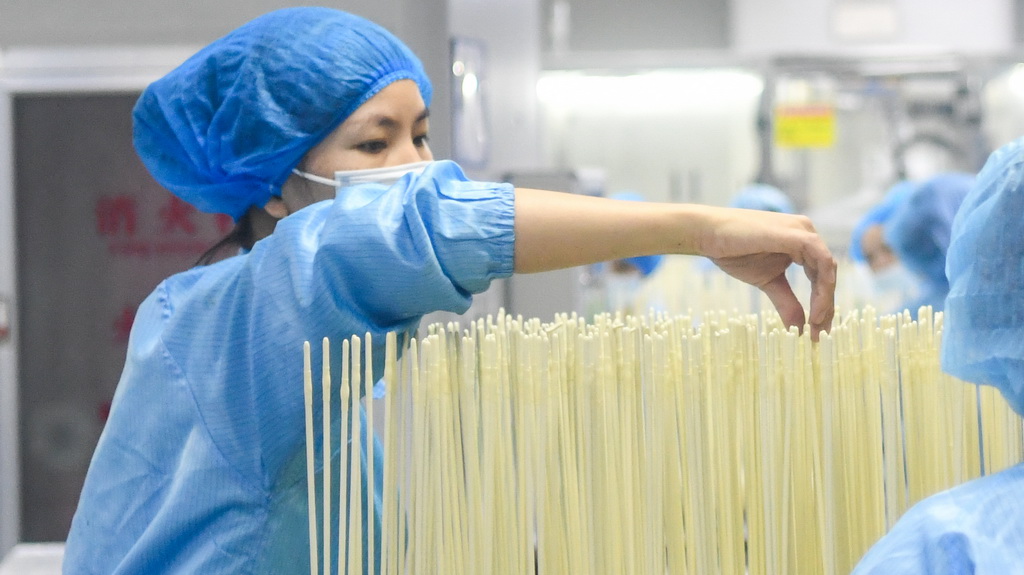 工作人员在海南维力医疗科技开发有限公司生产车间里工作（5月21日摄）。新华社记者 杨冠宇 摄