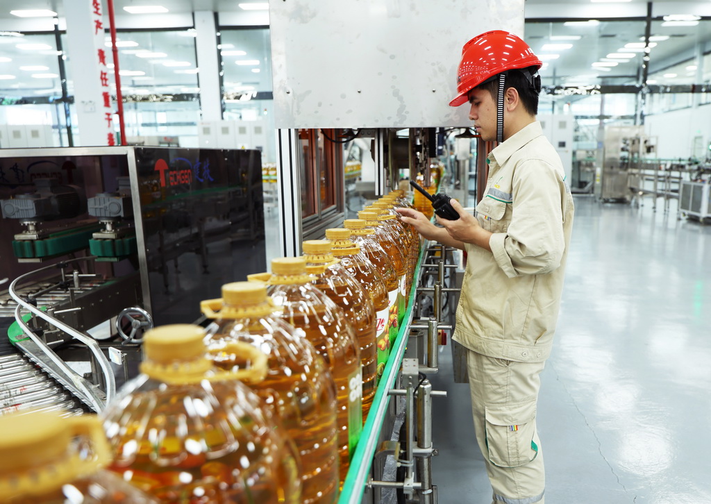 在位于海南洋浦经济开发区保税港区的澳斯卡国际粮油有限公司，工作人员在生产线上工作。该公司是海南首批加工增值免关税试点企业（5月27日摄）。新华社记者 金皓原 摄