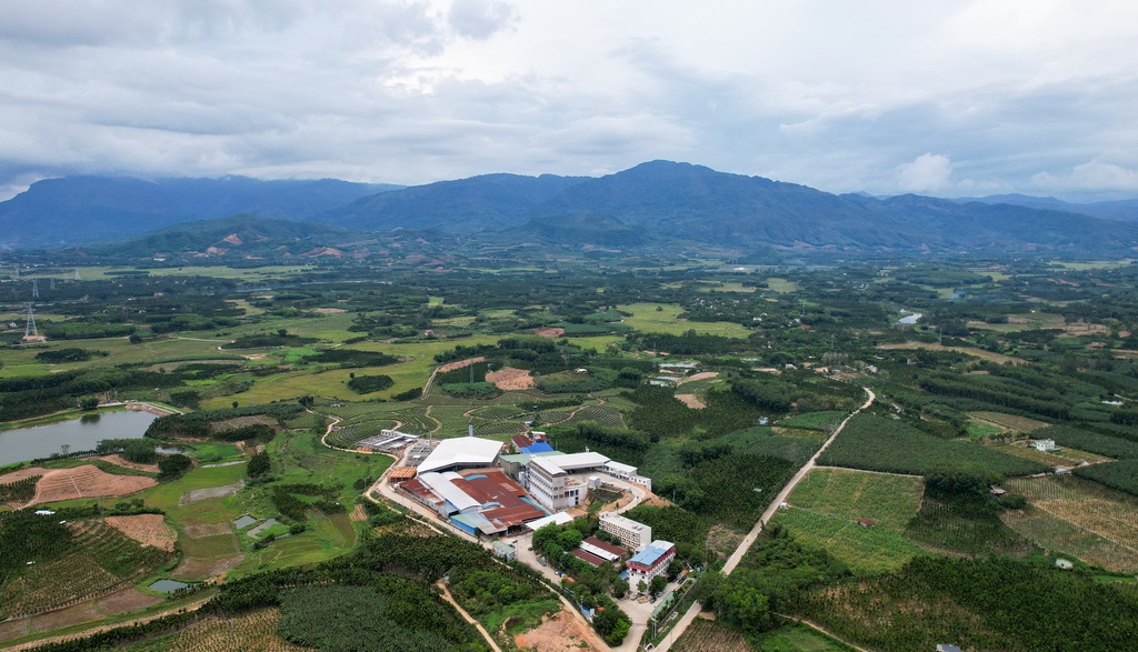 鸟瞰位于海南乐东黎族自治县的海南象元实业有限公司（5月28日摄，无人机照片）。新华社记者 杨冠宇 摄
