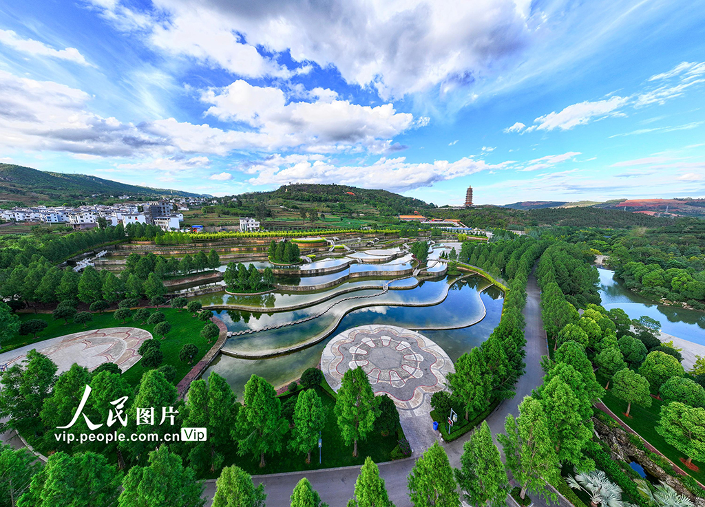 云南弥勒：五彩云池夏景美