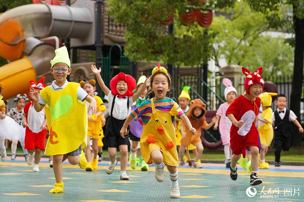 2025年5月29日，在浙江省台州市黄岩区浙江黄岩区东城中心幼儿园，小朋友们身着演出服奔欢乐奔跑。人民网 章勇涛摄