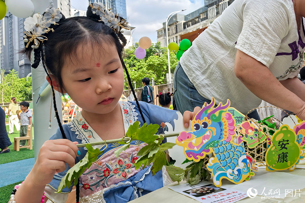 2025年5月30日，在湖北省武汉市幸福天悦幼儿园，孩子们制作手工迎端午。人民网记者 周雯摄