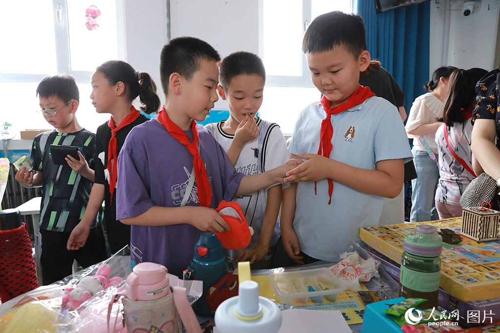 2025年5月30日上午，河北省石家庄市育英小学开展“跨科智慧融好物，多维创意耀卖场”“六一大卖场”嘉年华活动。人民网记者 周博摄