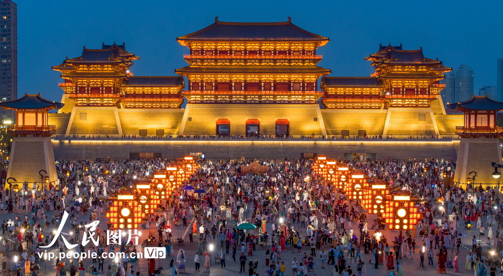 河南洛阳：假日“夜经济”红火