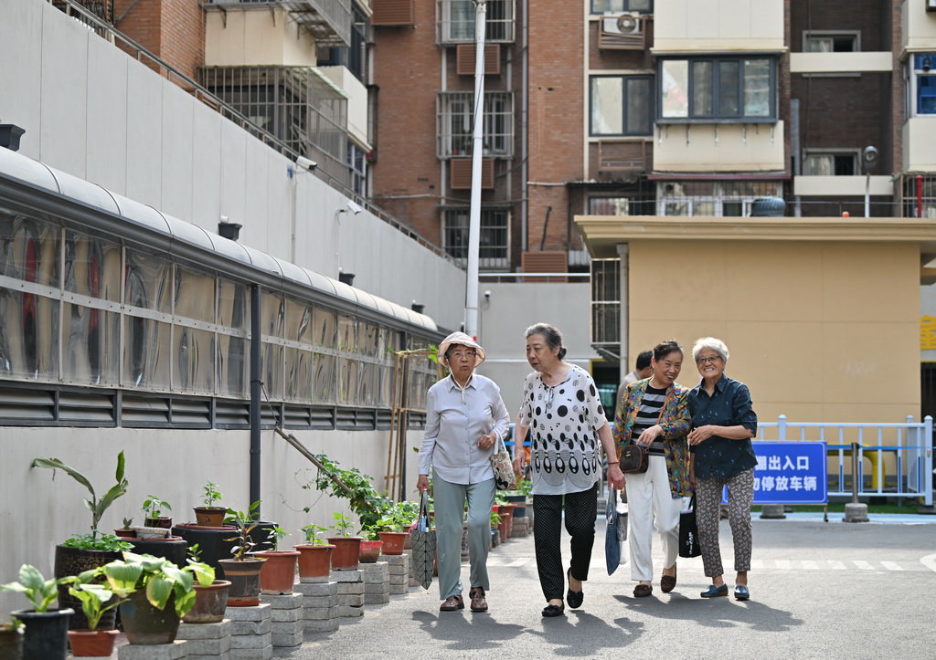 居民在改造翻新后的庆有西里社区内出行（5月29日摄）。