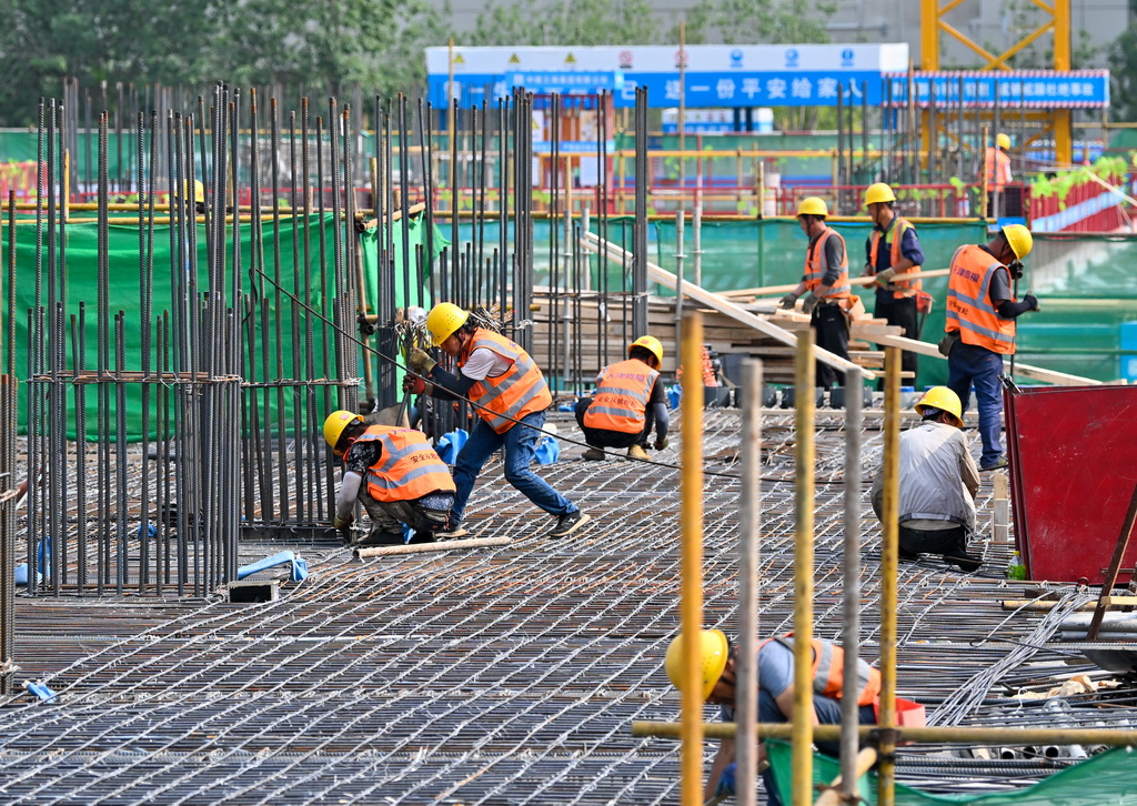 工人在天津南门外大街商圈北部片区城市更新项目建设现场施工（5月29日摄）。
