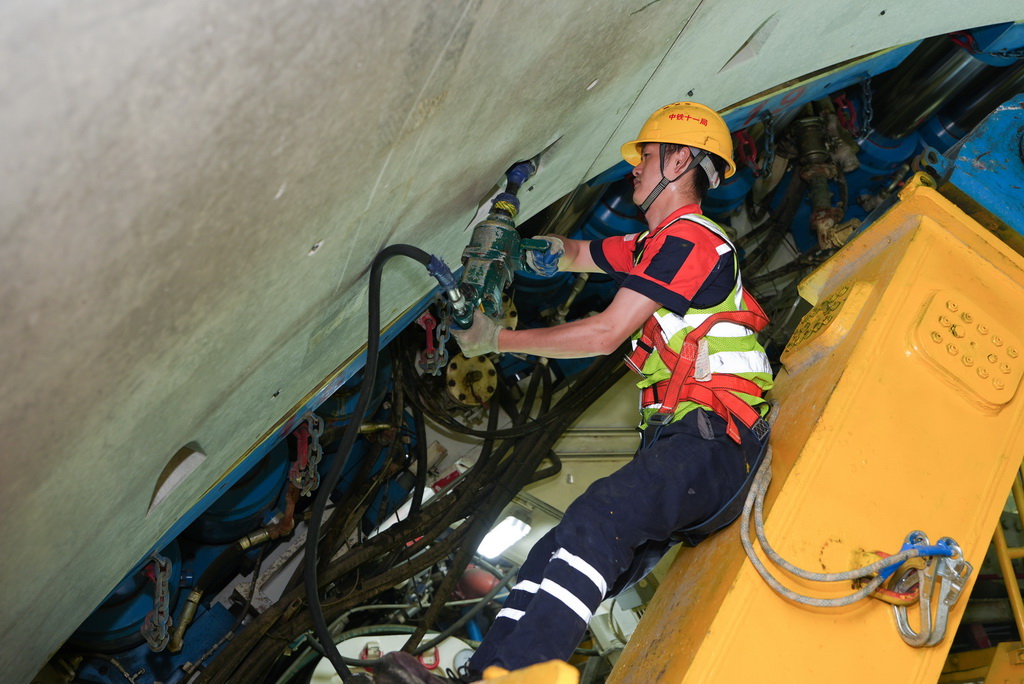 6月5日，中铁十一局技术人员在甬舟铁路金塘海底隧道“定海号”盾构机内进行管片拼装作业。