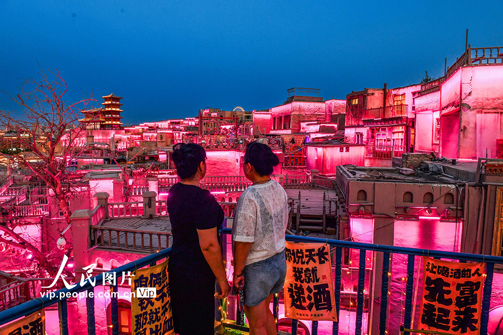 新疆喀什：古城“夜经济”活力旺
