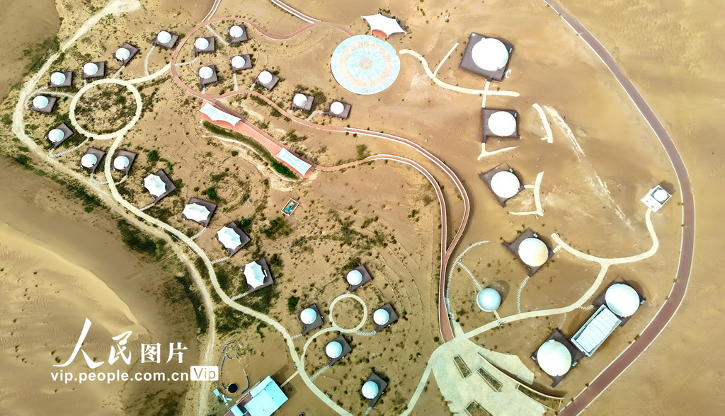 6月7日，甘肃省武威市民勤县，俯瞰摘星小镇。