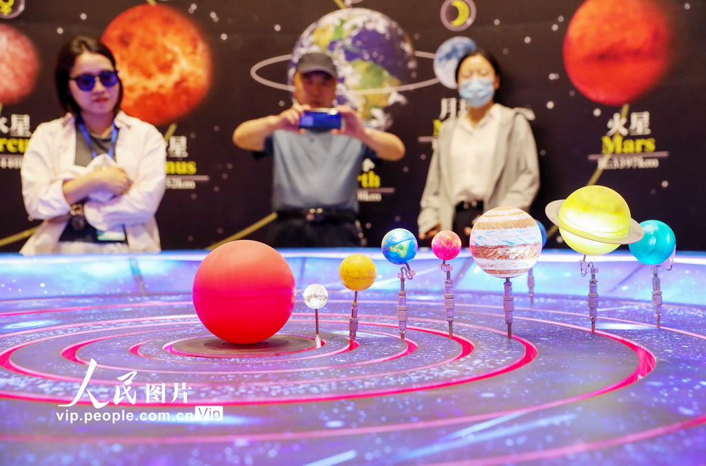 6月7日，游客在甘肃省武威市民勤县摘星小镇的星空探索区学习天文知识。