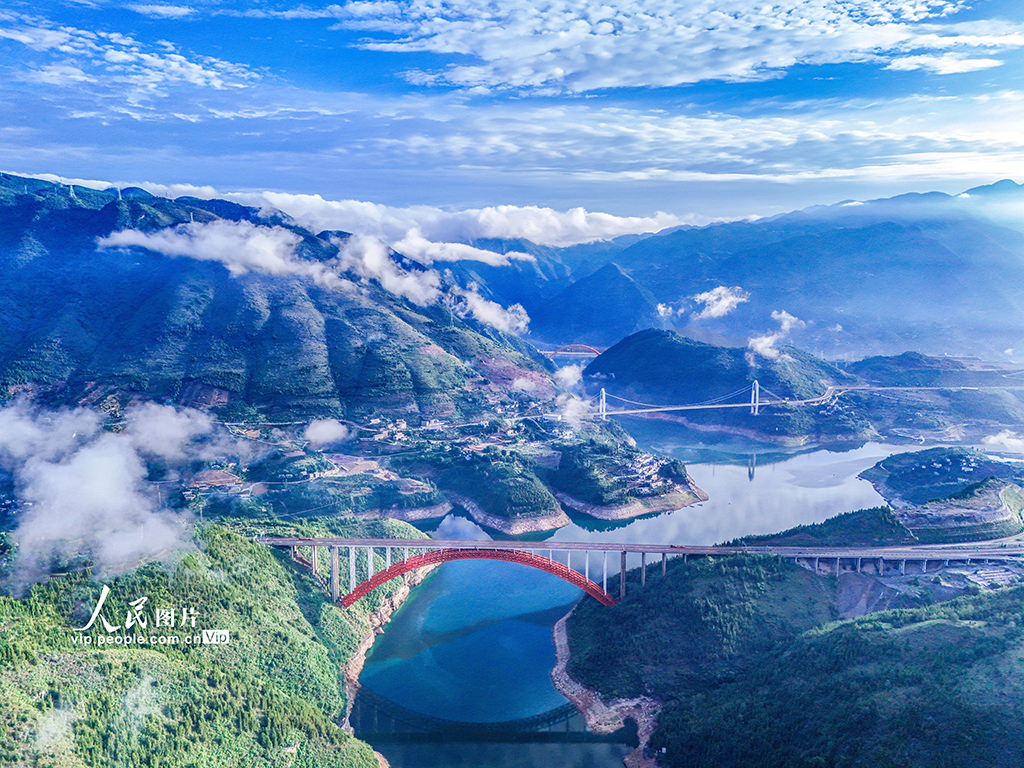 重庆巫山：高峡平湖景如画