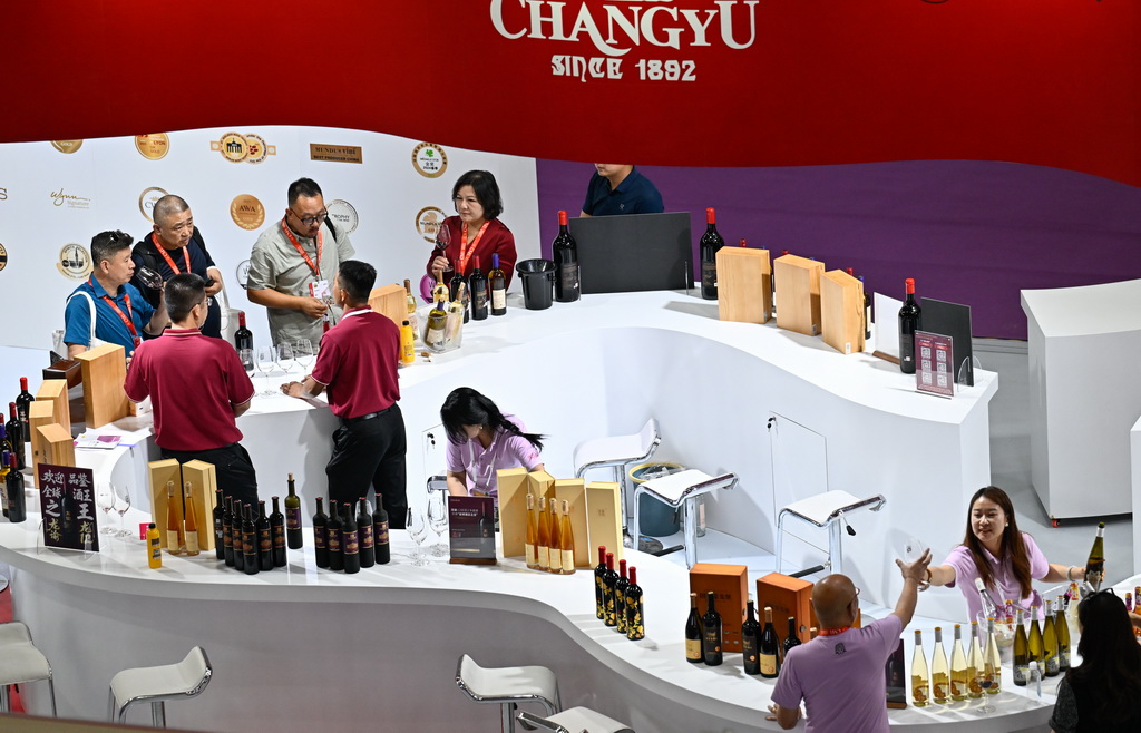 6月9日，观众在博览会期间举行的国际葡萄酒名庄名酒展现场了解、品鉴葡萄酒。 新华社记者 王鹏 摄