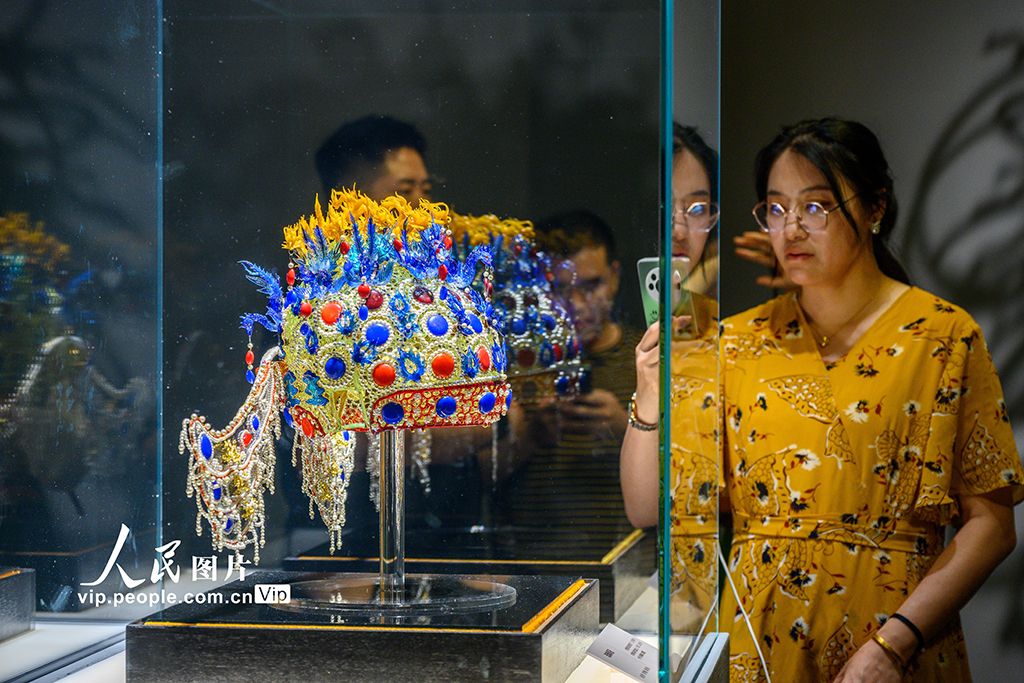 北京：“琉光璃彩——淄博琉璃艺术展”开幕