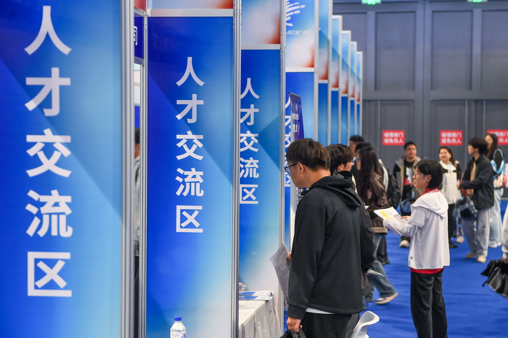 6月10日，在2025长春光博会光电领域尖端人才招聘会，应聘者查看招聘企业信息。