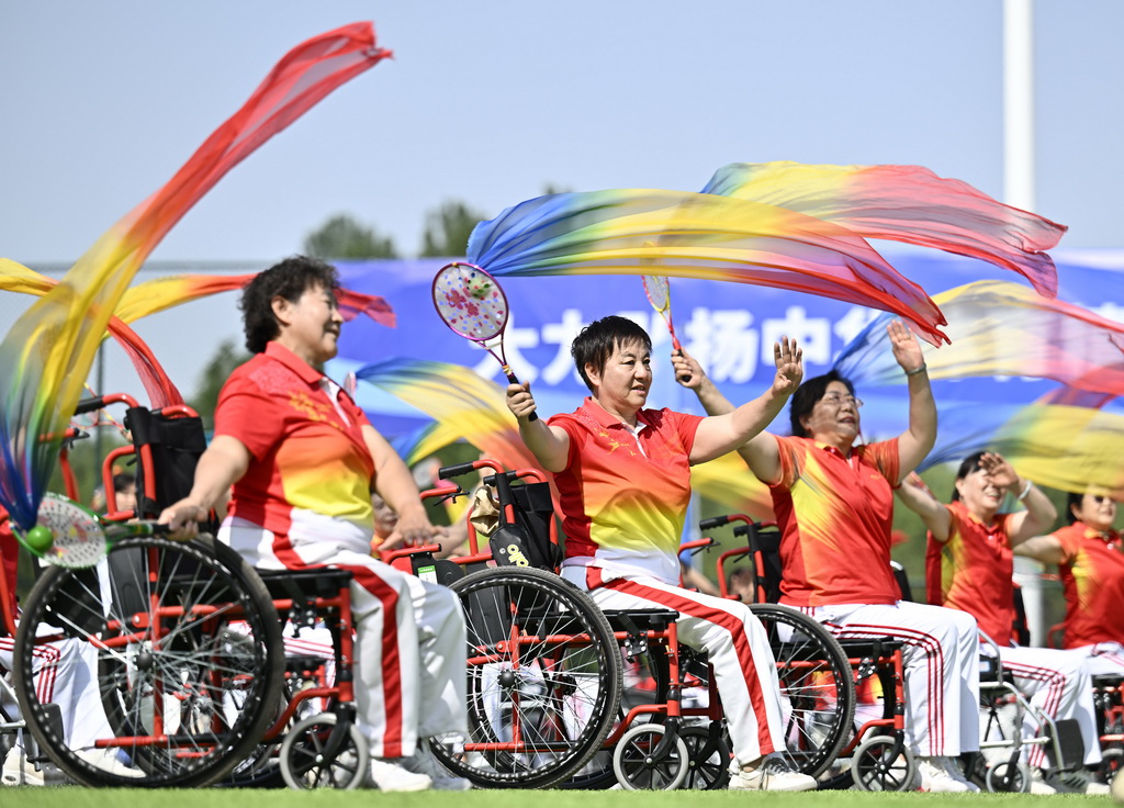 6月10日，群众在活动上参加残疾人柔力球展演。
