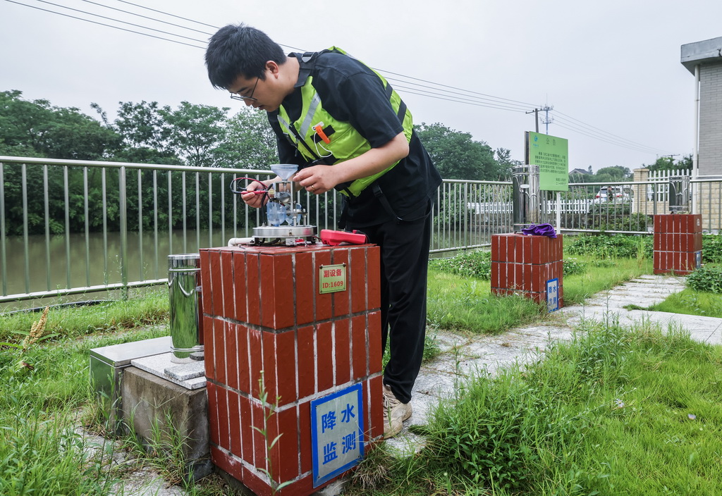 6月11日，嘉兴市南湖区余新镇水位站工作人员调试水位监测设备，确保本轮强降雨期间数据实时回传至防汛指挥系统。