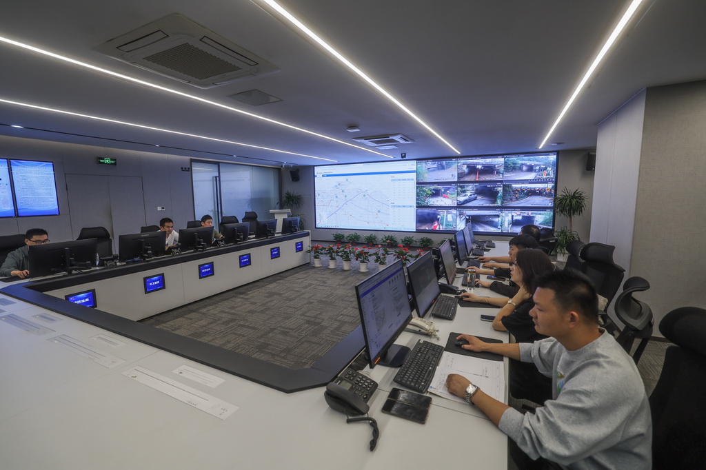 6月11日,嘉兴市南湖区大桥镇工作人员实时监测水利数字化系统大屏数据,及时掌握雨量、河道水位以及涵洞水位等,助力科学决策。