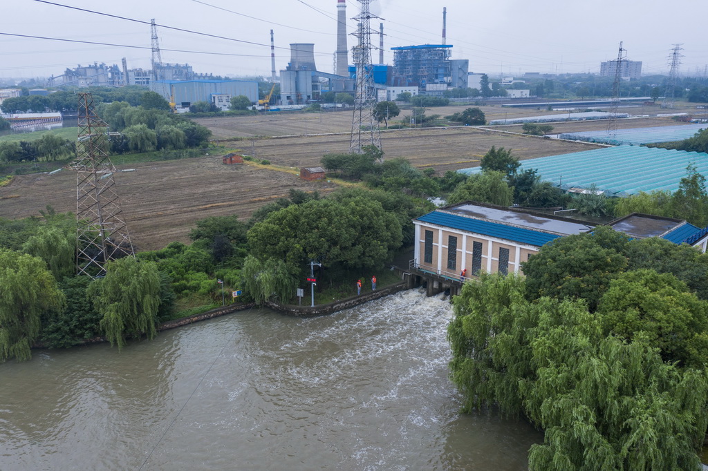 6月11日，嘉兴市南湖区大桥镇十八里圩区夏义港泵站在排涝（无人机照片）。