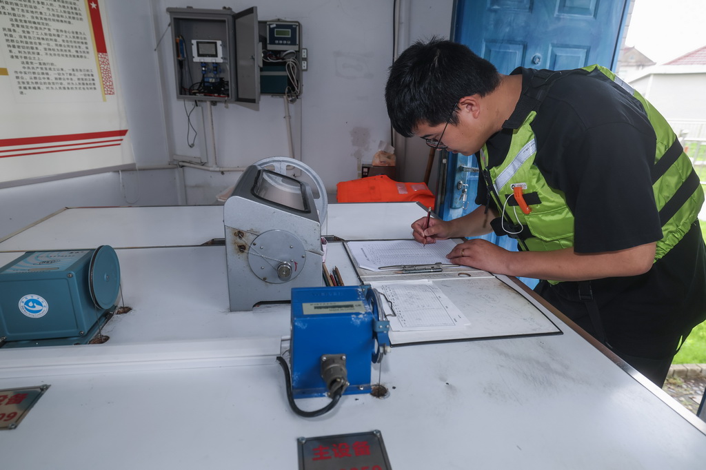 6月11日,嘉兴市南湖区余新镇水位站工作人员记录不同时段的河道水位,确保本轮强降雨期间数据实时回传至防汛指挥系统。