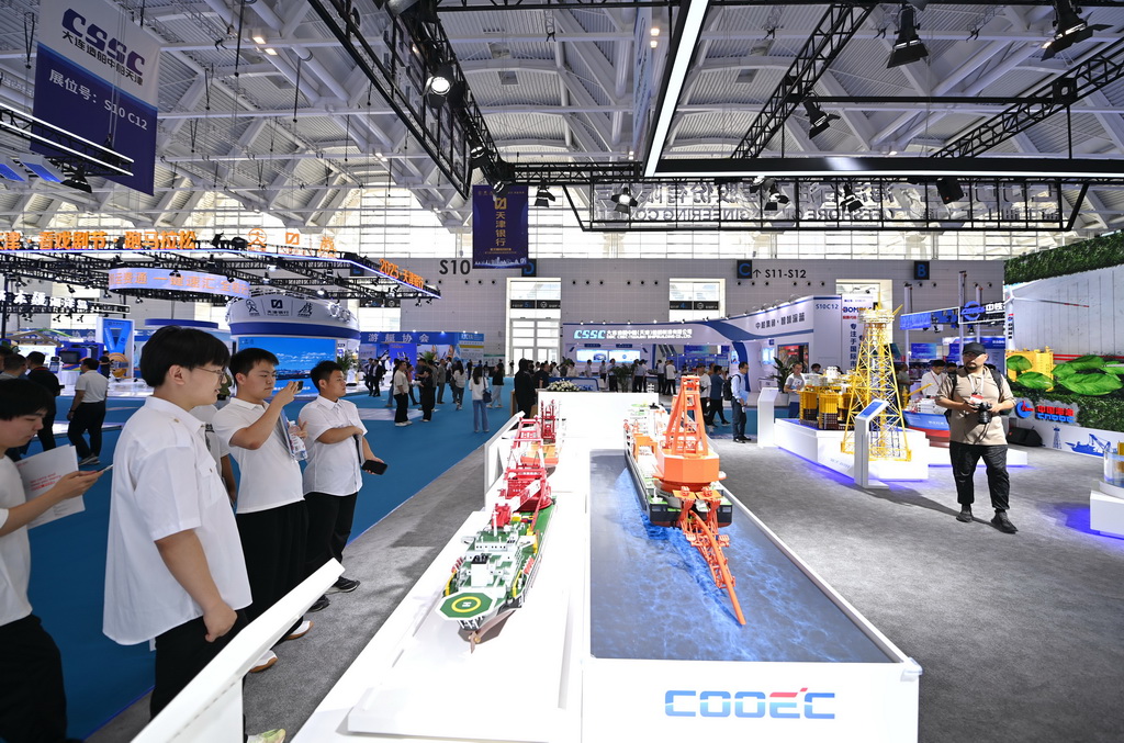 6月12日,与会者在博览会上参观。新华社记者 李然 摄