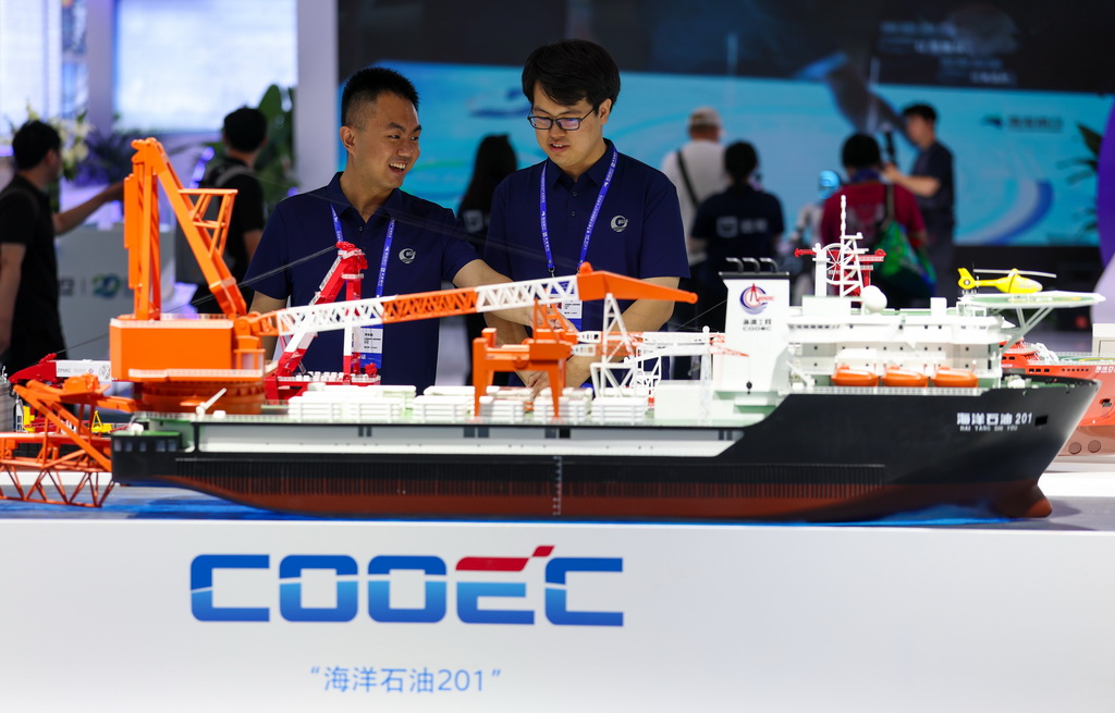 6月12日，与会者在博览会港航装备展区参观。新华社记者 孙凡越 摄