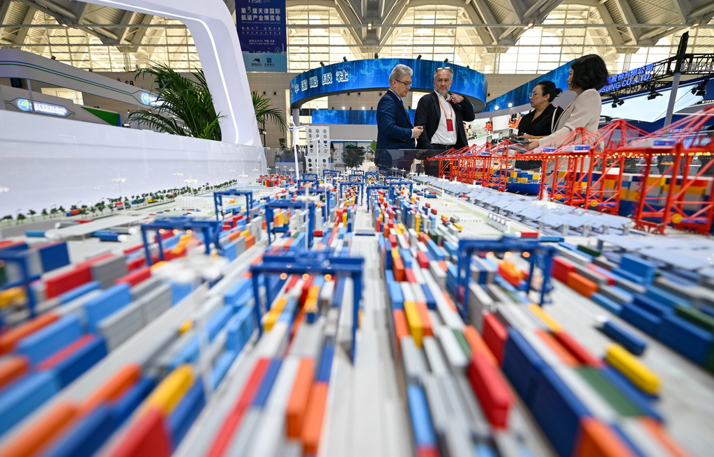 6月12日，与会者在博览会上参观。新华社记者 赵子硕 摄