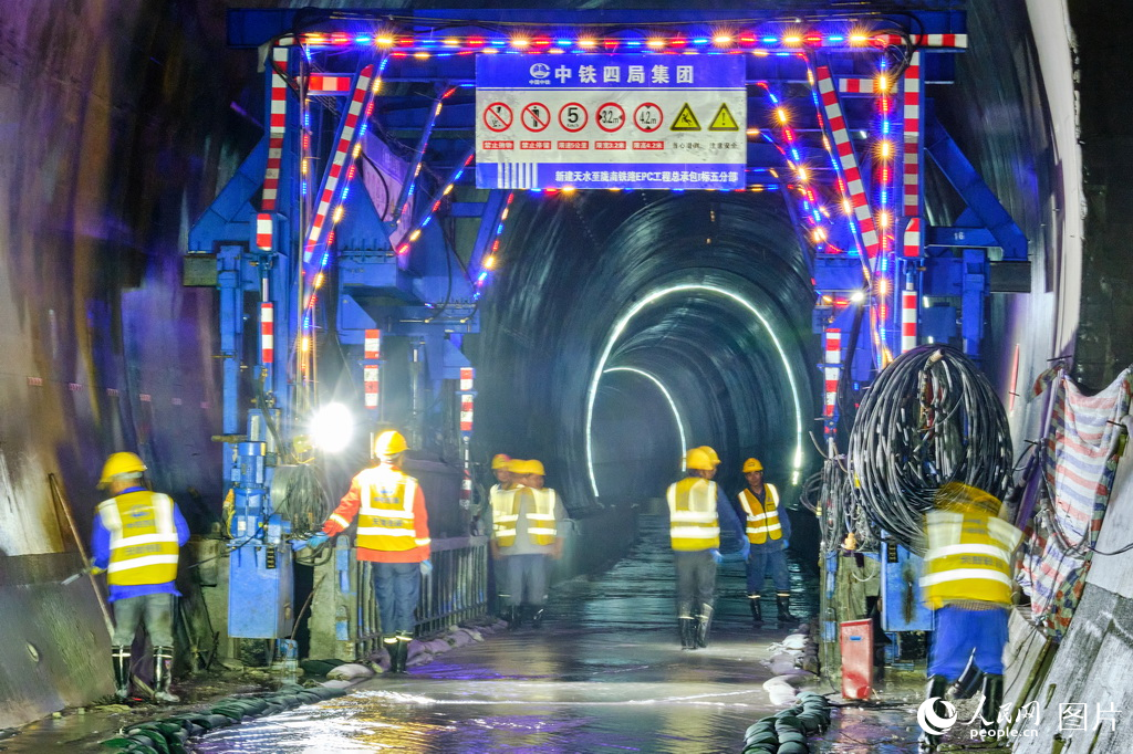天陇铁路全线首条特长隧道贯通【2】