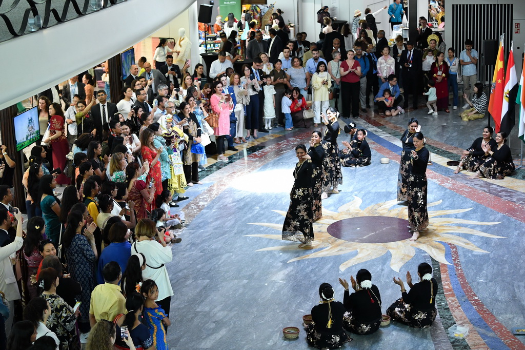 6月11日，在瑞士日内瓦世界知识产权组织总部举行的第五届“亚洲文化节”上，来自印度的表演者表演歌舞剧。