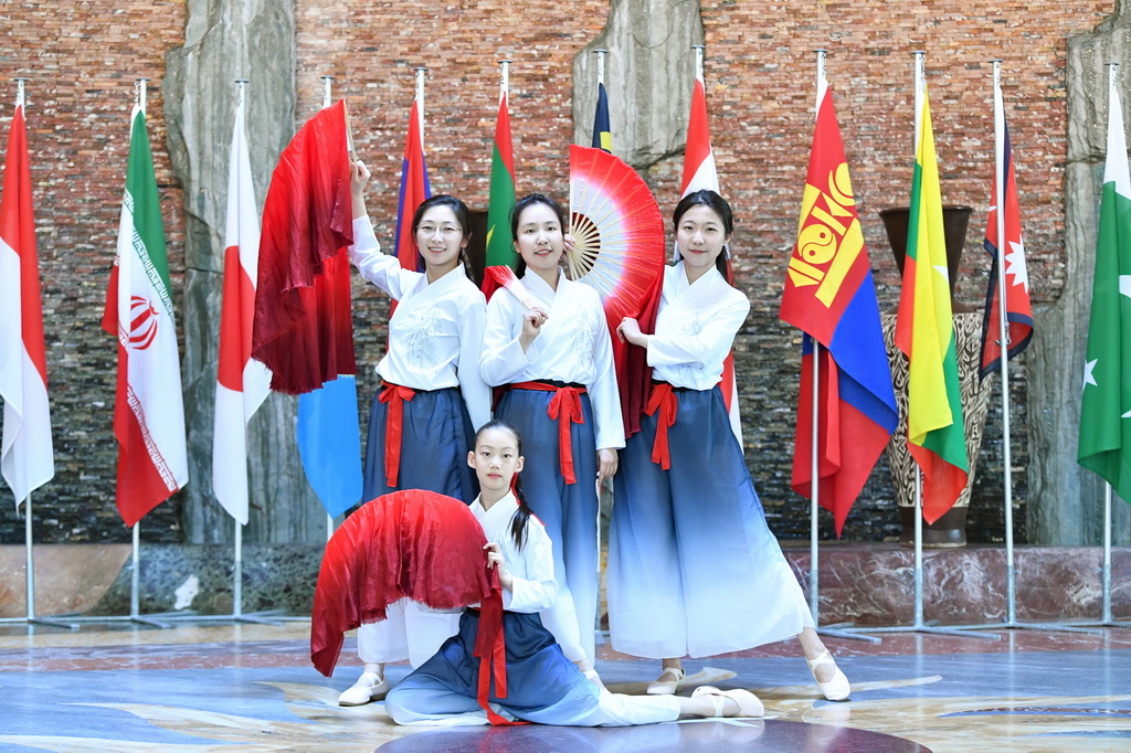 6月11日，在瑞士日内瓦世界知识产权组织总部举行的第五届“亚洲文化节”上，来自中国常驻日内瓦代表团的表演者表演中国扇舞《万疆》。中国常驻日内瓦代表团参与了时尚展演、文化表演及工艺品和美食义卖等多个环节，借此机会呈现中华传统文化底蕴，展现蓬勃向上的时代精神，并宣介全球文明倡议。