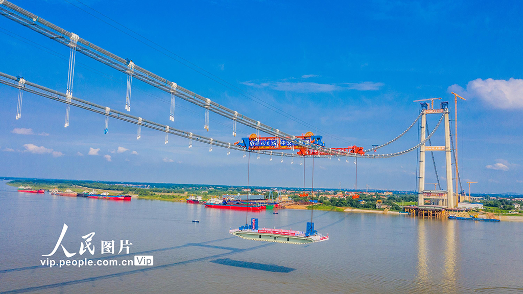 湖北武汉：双柳长江大桥主梁首节钢箱梁架设完成【2】