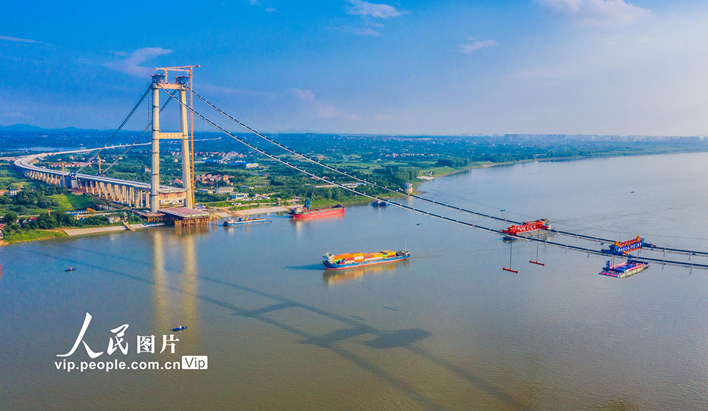 湖北武汉：双柳长江大桥主梁首节钢箱梁架设完成【3】