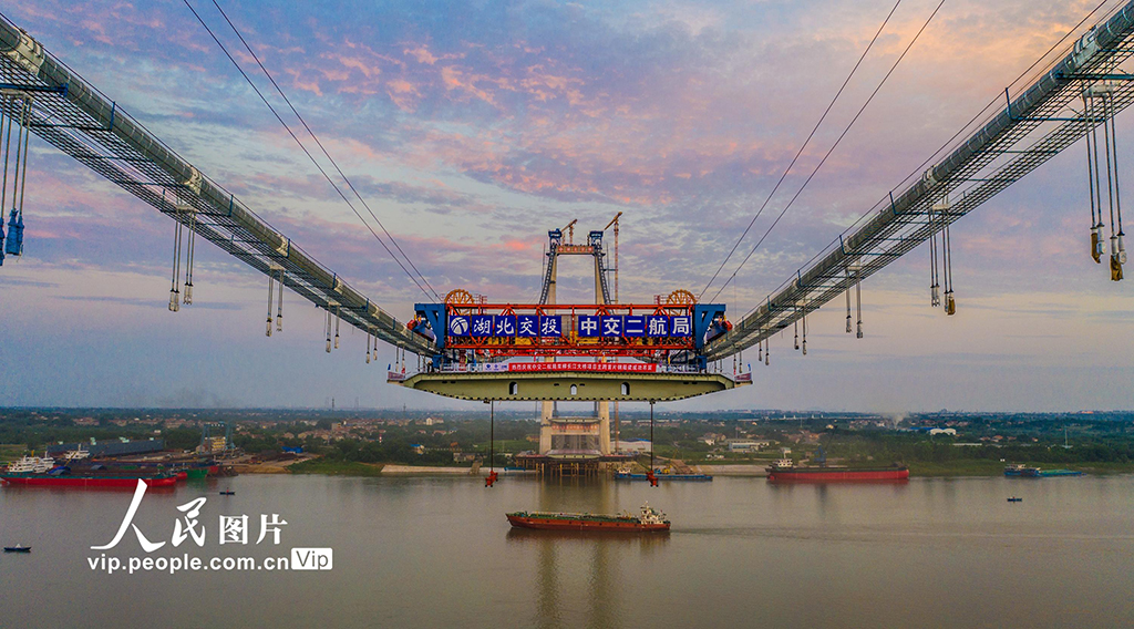 湖北武汉：双柳长江大桥主梁首节钢箱梁架设完成【4】