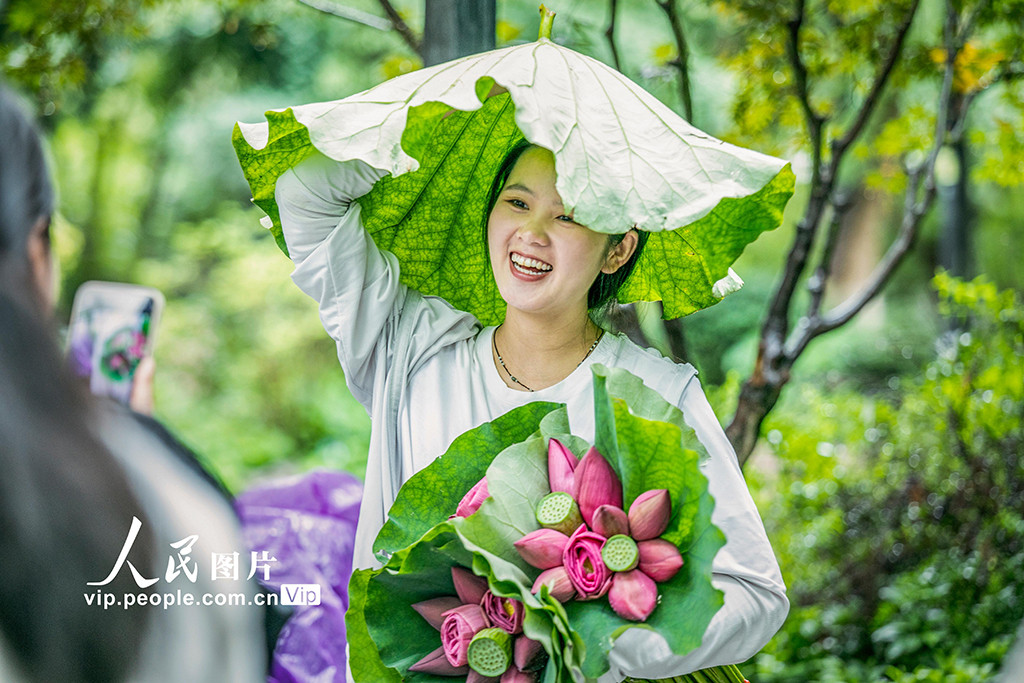 江苏苏州：荷花市集开市