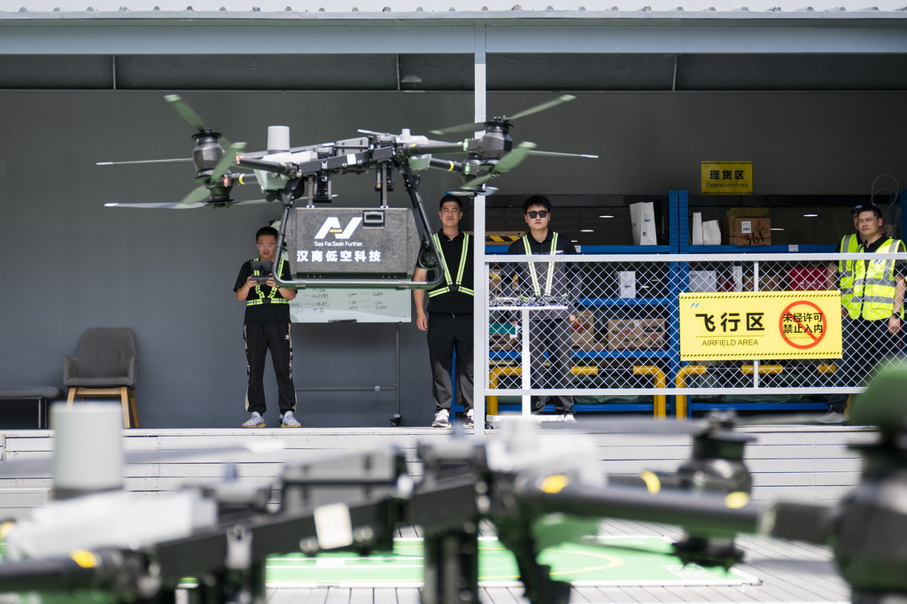 6月16日，在汉商低空港停机坪，工作人员操控一架无人机降落。