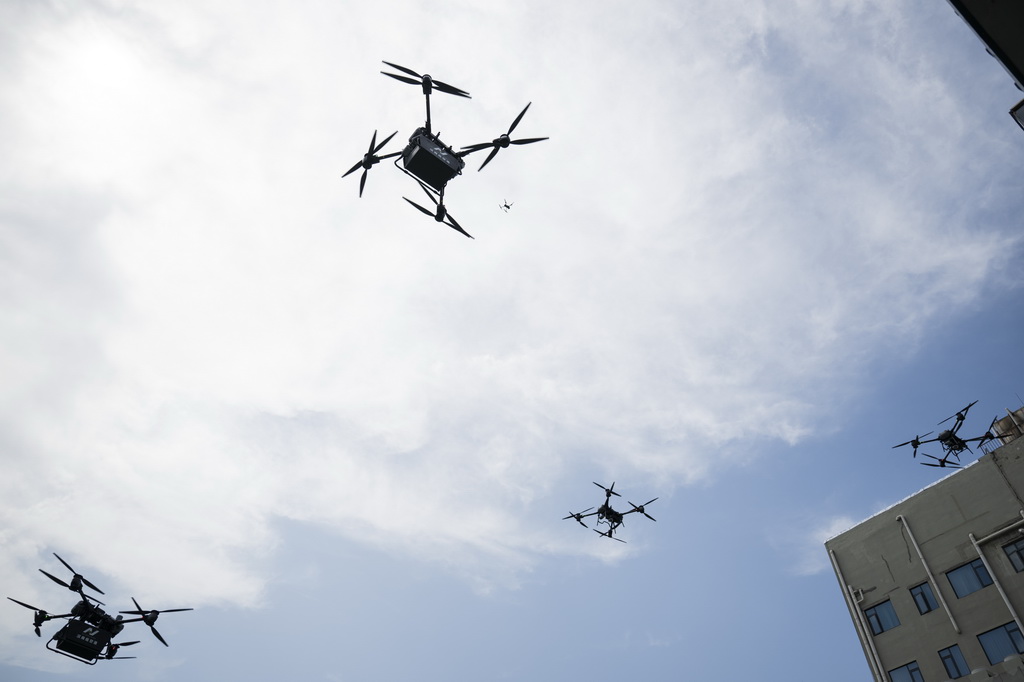 6月16日，几架无人机从汉商低空港停机坪起飞。