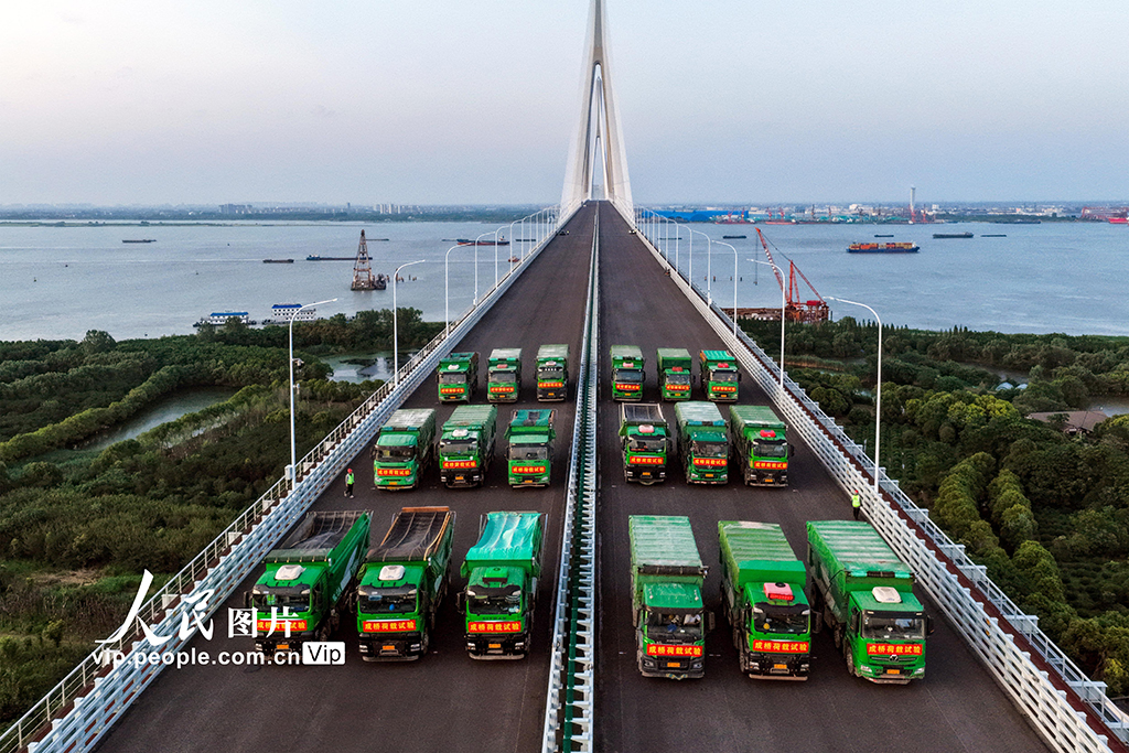 江苏：常泰长江大桥进行静态荷载试验