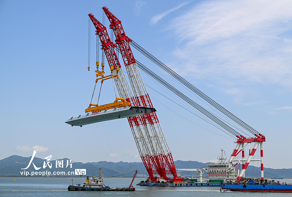 浙江宁波：象山港跨海大桥最大重量节段钢混结合梁架设成功【2】