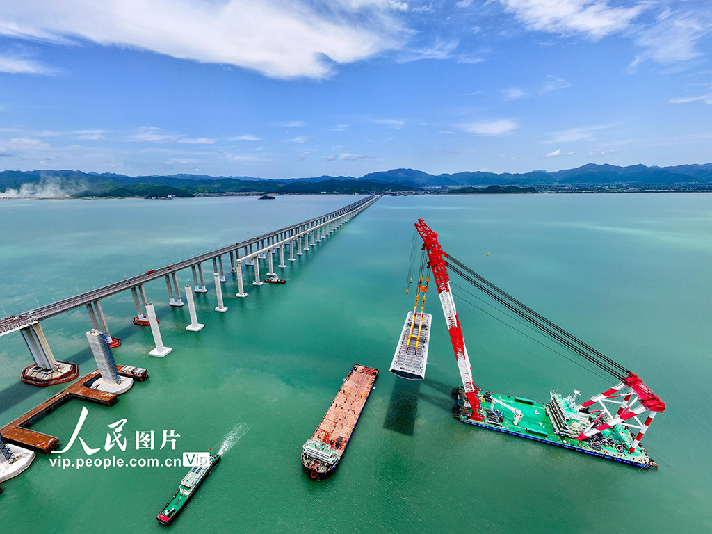 浙江宁波：象山港跨海大桥最大重量节段钢混结合梁架设成功【7】