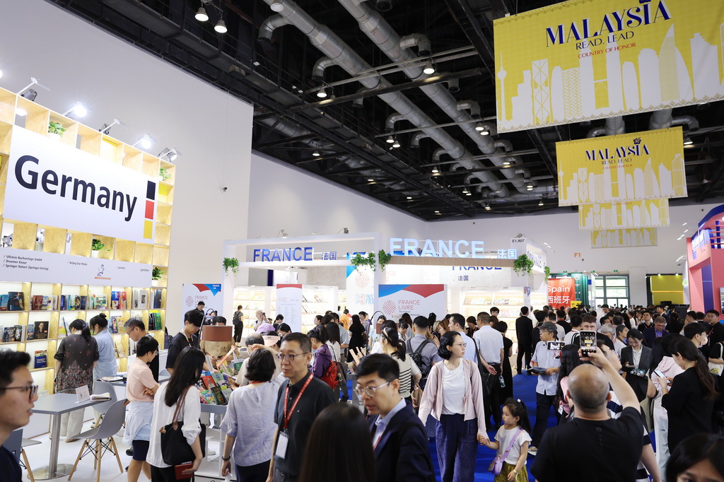 6月18日，观众在国际出版商展区参观。