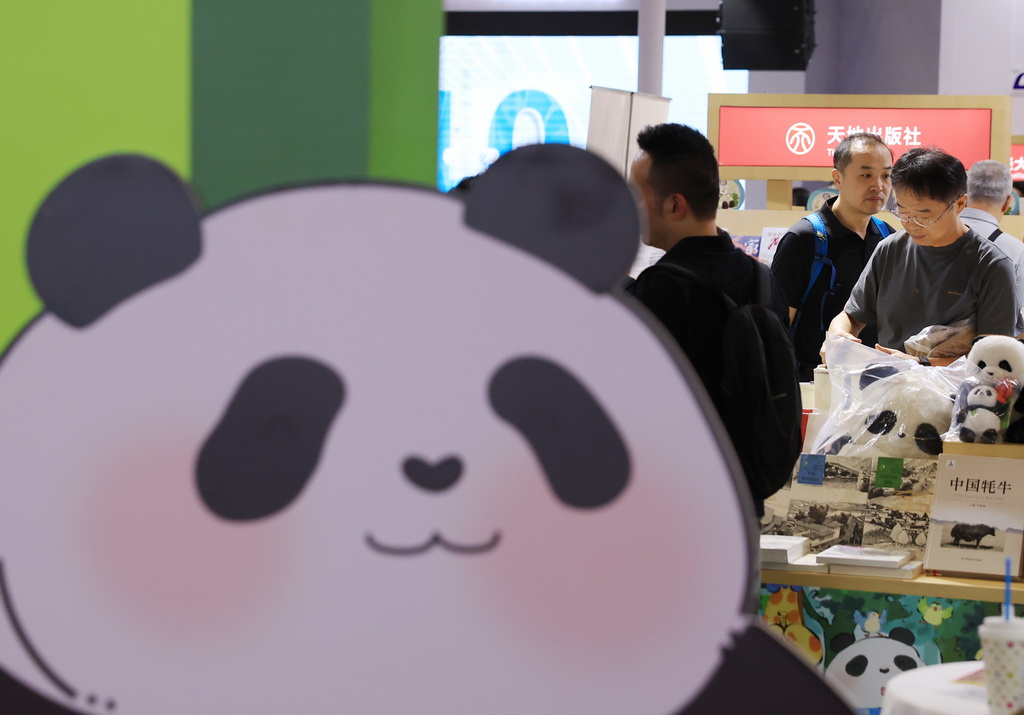 6月18日，观众在四川展区参观。