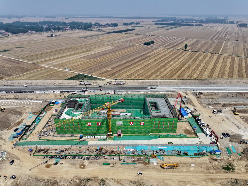 雄忻高铁望都北站建设现场（6月18日摄，无人机照片）。
