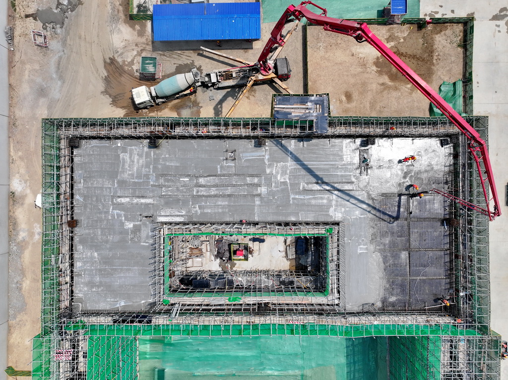 雄忻高铁望都北站建设现场（6月18日摄，无人机照片）。
