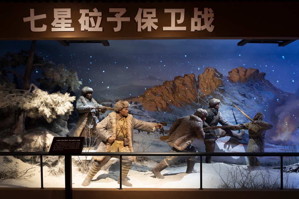 这是6月17日拍摄的集贤县红色抗联体验馆内抗联战士与日伪军进行战斗的模拟场景。